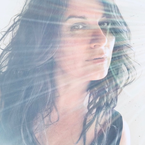 Meet your Posher, Claudia - Picture 1 of 1